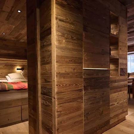 Alpine Woodhouse 아파트